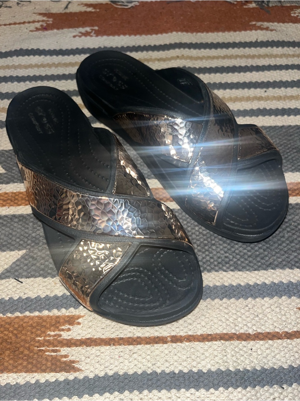 Crocs Women's Sloane Hammered Metallic Cross-Strap Slide Sandals size 8